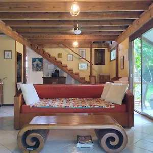  Homestay Tema'e House French Polynesia